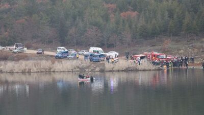 Gölete düşen araçtaki 2 kişinin cesedi bulundu