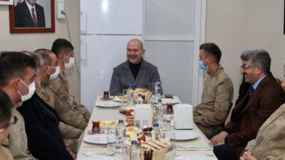 İçişleri Bakanı Süleyman Soylu, yılın ilk kahvaltısını geceyi geçirdiği üs bölgesindeki askerlerle yaptı