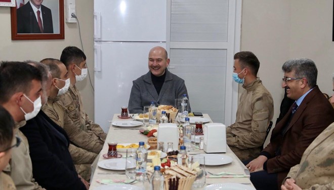 İçişleri Bakanı Süleyman Soylu, yılın ilk kahvaltısını geceyi geçirdiği üs bölgesindeki askerlerle yaptı
