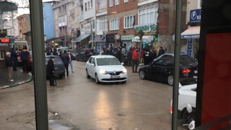 Bursa’da silahlı dehşet! Kurşun yağdırdı… Bursa’da bir kişi husumetli olduğu kişiye sokak üzerinde kurşun yağdırdı.
