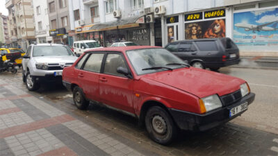 İnegöl’de bir otomobilden içinde para ve cep telefonu bulunan çanta çalındı