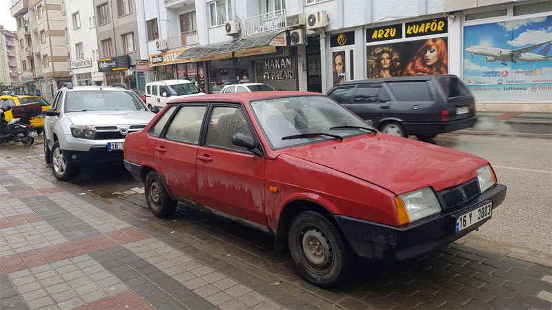 İnegöl’de bir otomobilden içinde para ve cep telefonu bulunan çanta çalındı