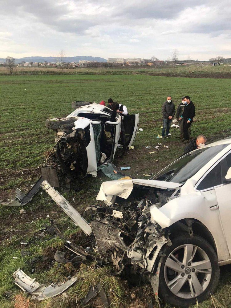 Bursa’da iki araç kafa kafaya çarpıştı! Bursa’da iki araç kafa kafaya çarpıştı!