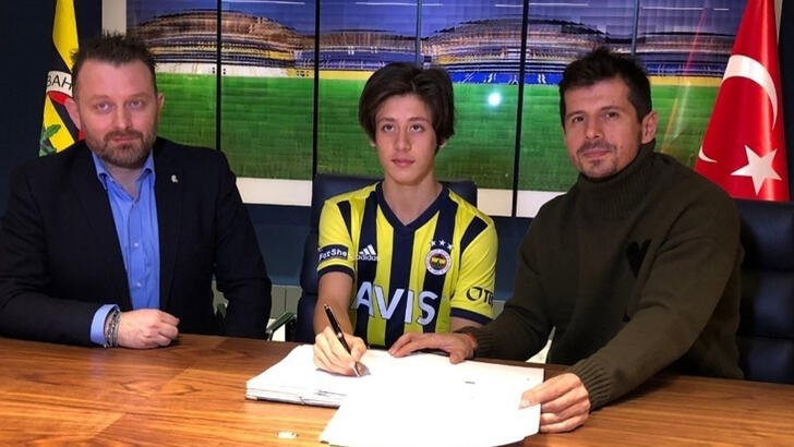 Fenerbahçe Kulübü, futbol altyapı oyuncularından Arda Güler ile profesyonel sözleşme