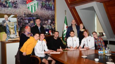 Bursaspor’da transfer hareketliliği… Milli yıldızın kardeşi de imzaladı…