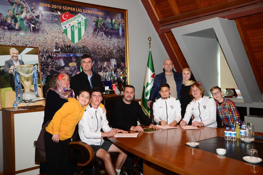 Bursaspor’da transfer hareketliliği… Milli yıldızın kardeşi de imzaladı… Bursaspor’da transfer hareketliliği… Milli yıldızın kardeşi de imzaladı…