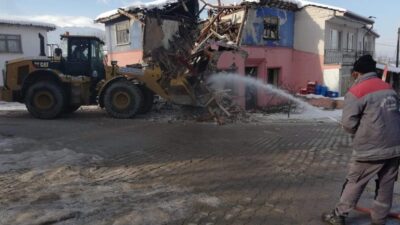 Metruk binalar yıkılarak mahalleler güvenli hale getiriliyor