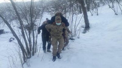 Vali’den jandarmaya övgü: ‘Bir yiğit, bir anayı sırtlamış…’