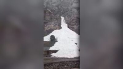 Kara yoluna düşen çığ böyle görüntülendi