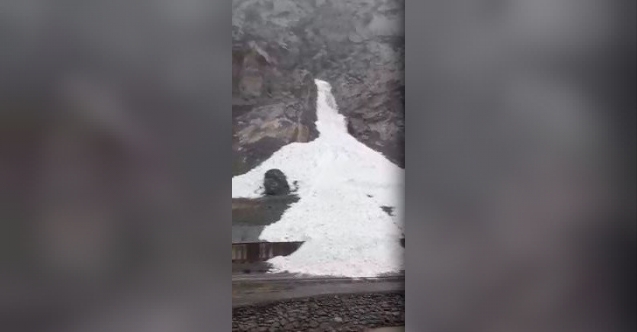 Kara yoluna düşen çığ böyle görüntülendi Kara yoluna düşen çığ böyle görüntülendi