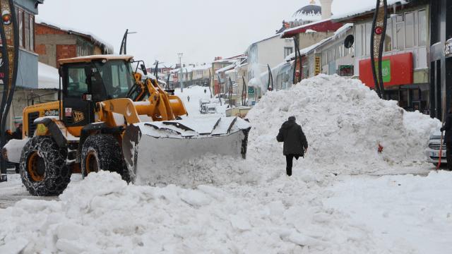Yoğun karın yağdığı ilçeden günde 60 kamyon kar taşınıyor