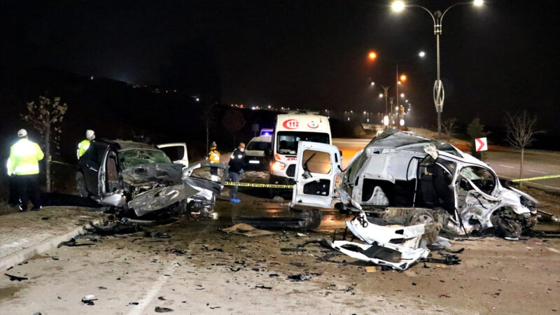 Elazığ'da otomobil ile su damacanaları yüklü hafif ticari aracın çarpışması