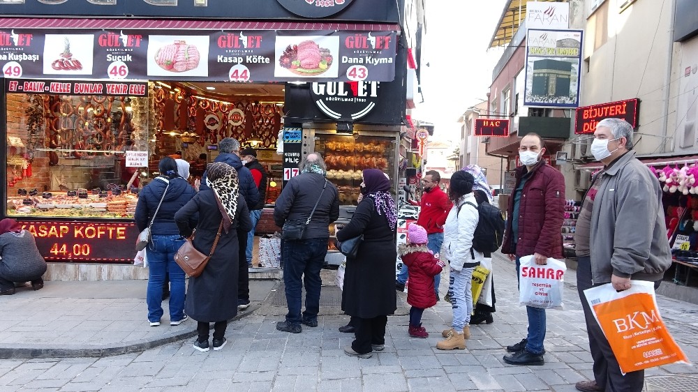 Kısıtlama öncesi Bursa’daki kasaplarda et kuyruğu