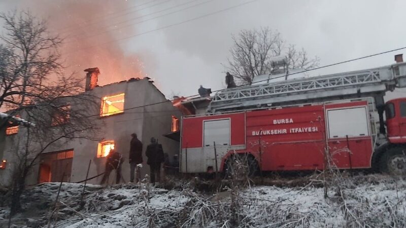 Bursa’da korkutan yangın! Bursa’nın Keles ilçesinde 2 katlı binada çıkan yangın korku dolu