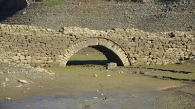 Sular çekildi, tarihi köprü gün yüzüne çıktı