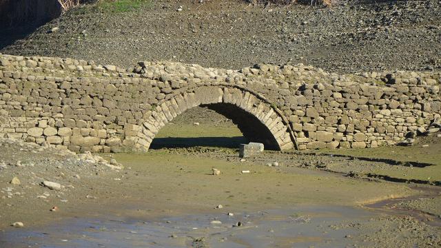 Sular çekildi, tarihi köprü gün yüzüne çıktı