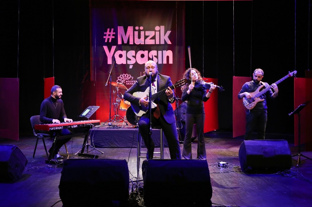 Bursa’da koronavirüs salgınından etkilenen 115 müzisyene anlamlı destek Bursa’da koronavirüs salgınından etkilenen 115 müzisyene anlamlı destek