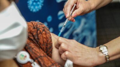 Endonezya’da koronavirüs aşısında öncelik gençlerin