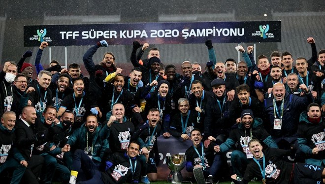 Trabzonspor, finalde Medipol Başakşehir'i 2-1 yenerek 2020 TFF Süper Kupa'nın