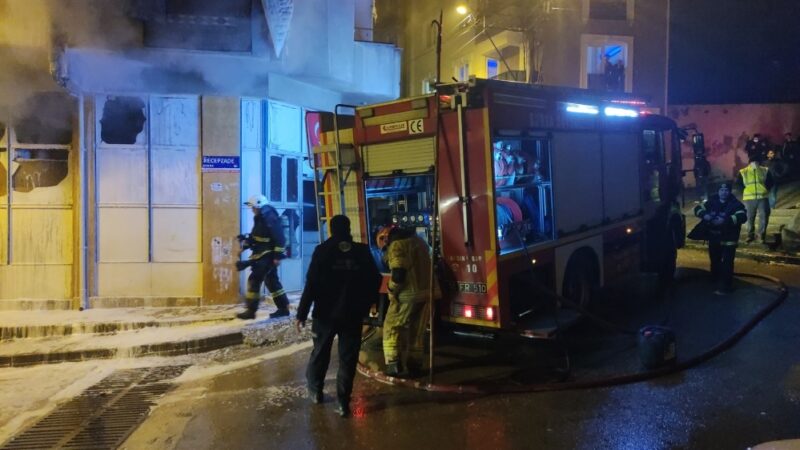 Bursa’nın Orhangazi ilçesinde bir markette çıkan yangın sırasında peş peşe