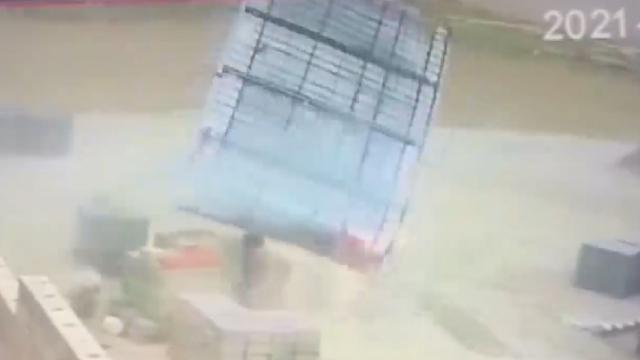 Nevşehir’de fırtına nedeniyle garaj çatısı uçtu Nevşehir’de fırtına nedeniyle garaj çatısı uçtu