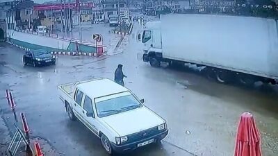 Bursa’da feci kaza! TIR akaryakıt istasyonuna daldı… O anlar kamerada
