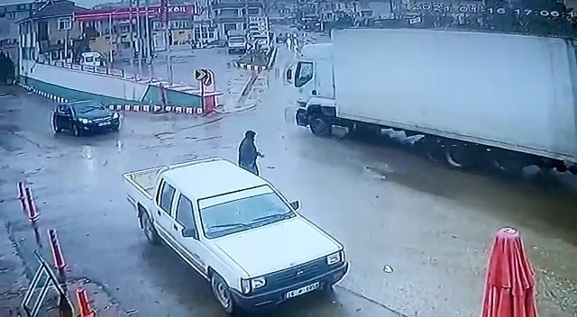 Bursa’da feci kaza! TIR akaryakıt istasyonuna daldı… O anlar kamerada