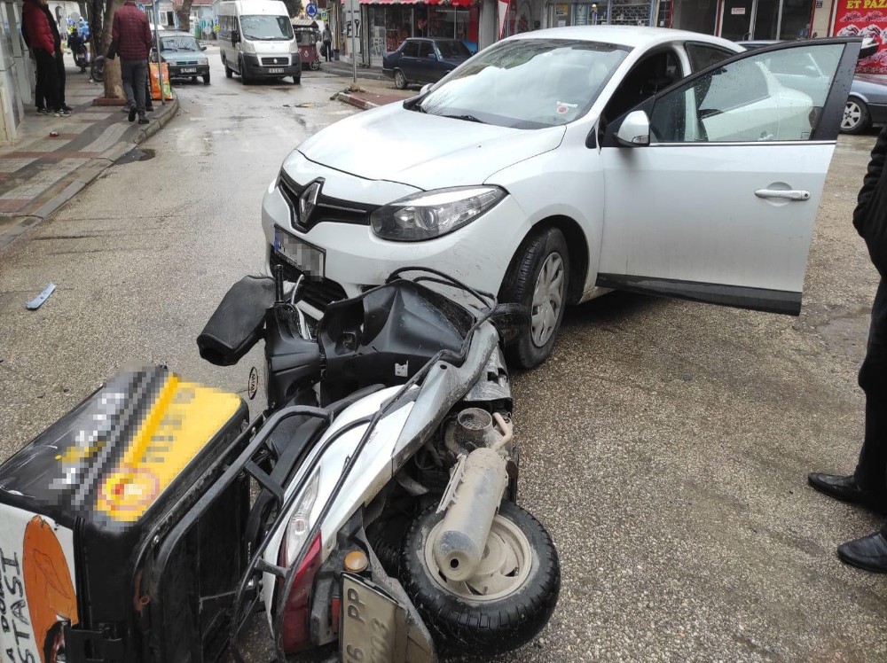 Bursa’da otomobil ile kafa kafaya çarpıştı