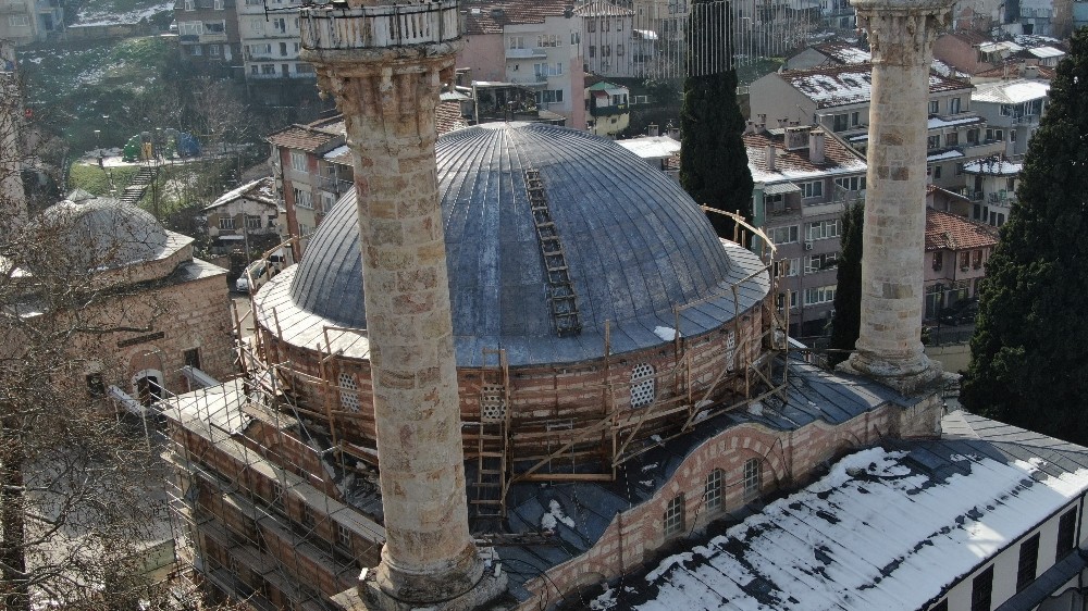 Bursa’da 600 yıllık tarihi cami çelik ağlarla örülüyor