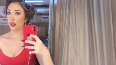 Dekolteli pozuyla nefes kesti!