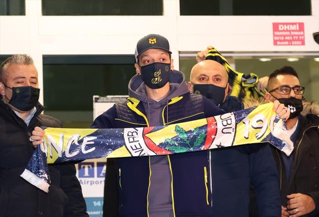 Fenerbahçe Mesut Özil ile 3.5 yıllık sözleşme imzalandığını resmen duyurdu.