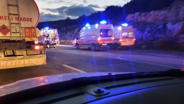 Kamyon ve otomobil çarpıştı: Ölü ve yaralılar var