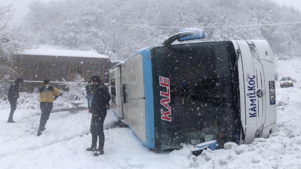 Kar yağışı kazaları da beraberinde getirdi yolcu otobüsü devrildi! Yaralılar var