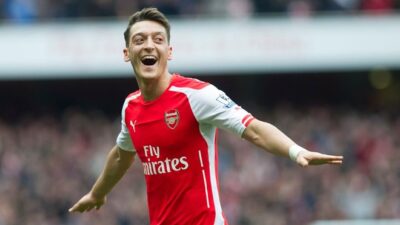Fenerbahçe'nin yeni transferi Mesut Özil, bu gece saat 00.15'te İstanbul'da