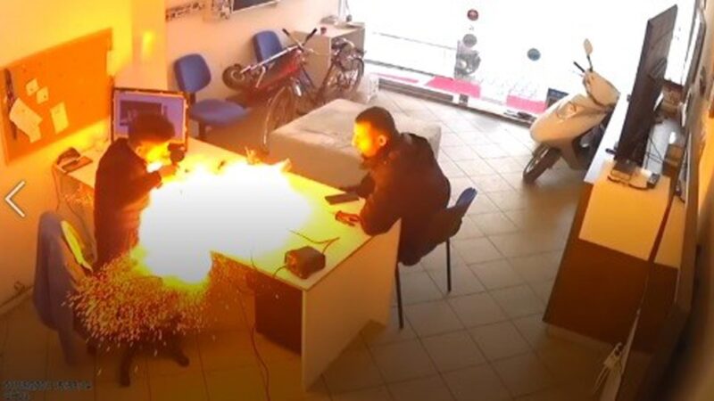 Bursa’nın İznik ilçesinde teknik serviste tamir edilen tablet bomba gibi