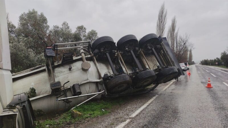 Bursa’da sağanak yağış kaza getirdi! Orhangazi-İznik Karayolu Keramet kavşağı yakınlarında meydana gelen trafik kazasında bir