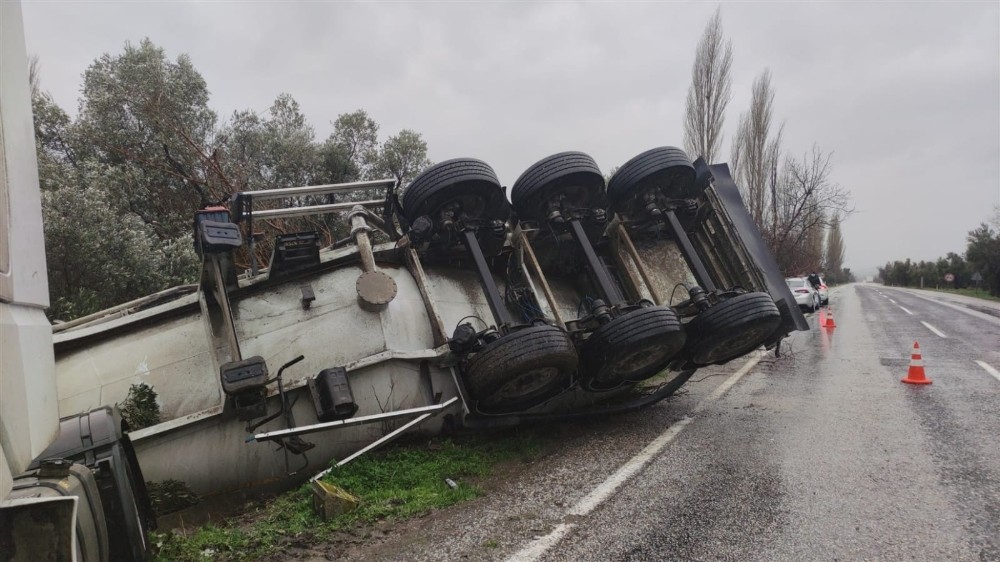Bursa’da sağanak yağış kaza getirdi! Bursa’da sağanak yağış kaza getirdi!
