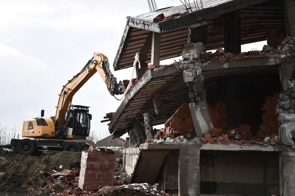 Tarım arazisindeki kaçak bina yıkıldı