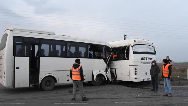 İşçi servisleri çarpıştı: 19 yaralı İşçi servisleri çarpıştı: 19 yaralı