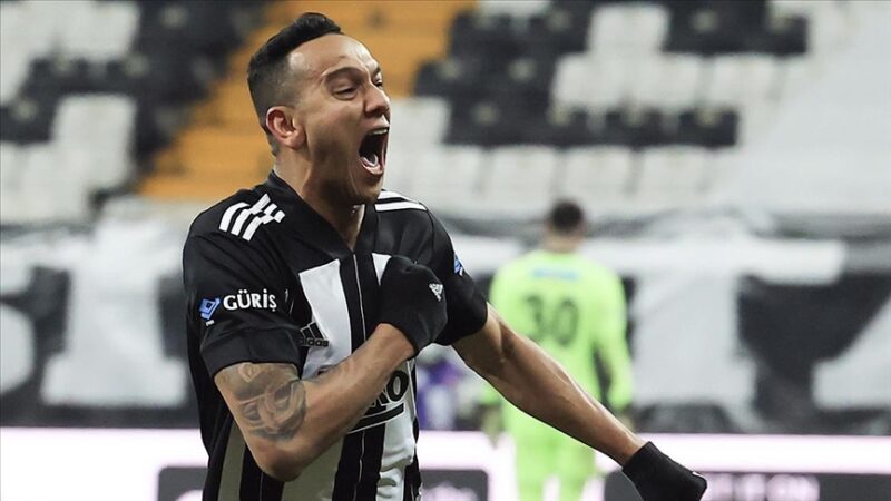 Beşiktaş'ta Brezilya futbolcu Josef de Souza'nın sözleşmesi uzatıldı.