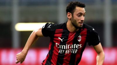 Serie A takımlarından Milan'da forma giyen milli futbolcu Hakan Çalhanoğlu,
