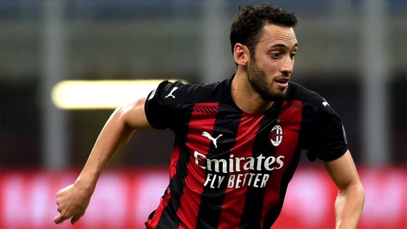 Serie A takımlarından Milan'da forma giyen milli futbolcu Hakan Çalhanoğlu,