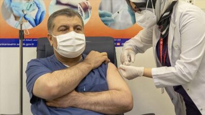 Sağlık Bakanı Koca, koronavirüse karşı ilk aşıyı yaptırdı