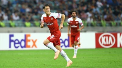 Fenerbahçe Kulübü, Mesut Özil'in transferi için görüşmelere başlandığını borsaya bildirdi.