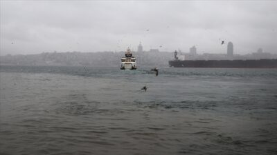 Sağanak denizin rengini değiştirdi