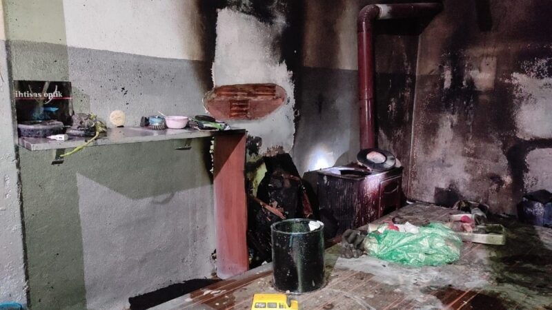 Bursa’nın Kestel ilçesinde iş yerinde tiner ile sobayı yakmaya çalışan