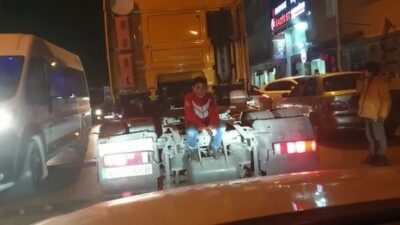 TIR’ın arkasında tehlikeli yolculuk