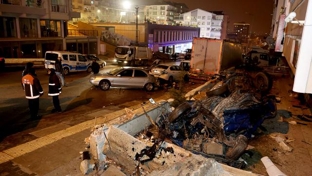 Freni boşalan TIR 11 aracı hurdaya çevirdi