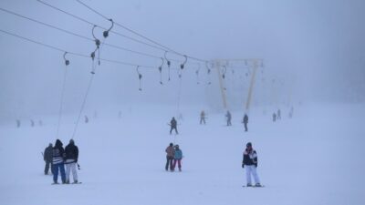 Uludağ’da sis ve tipi kayakçıları durduramadı