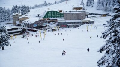 Uludağ’da yoğun kar yağışı! Pistler tatilcilere kaldı